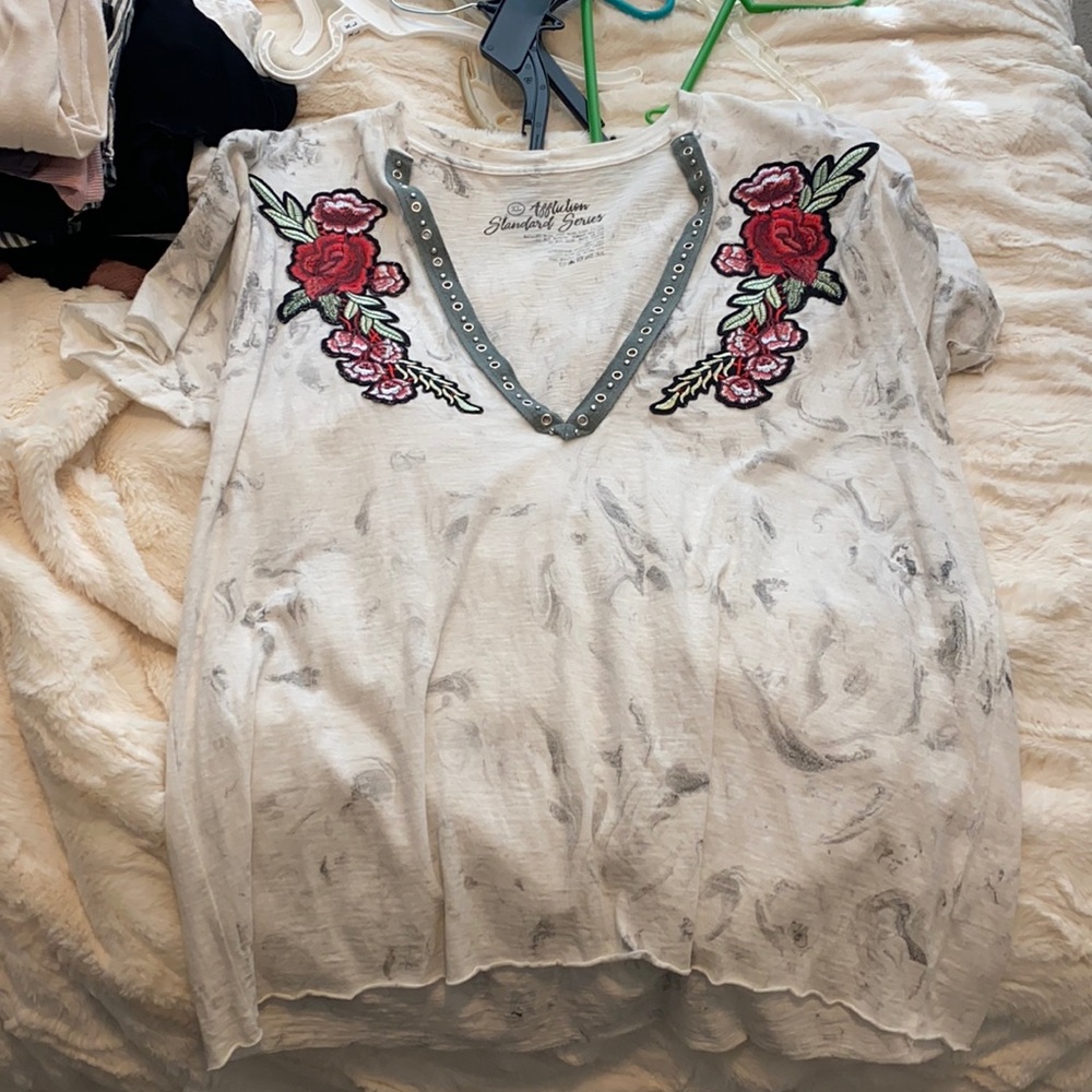 Graphite V-neck shirt with rose